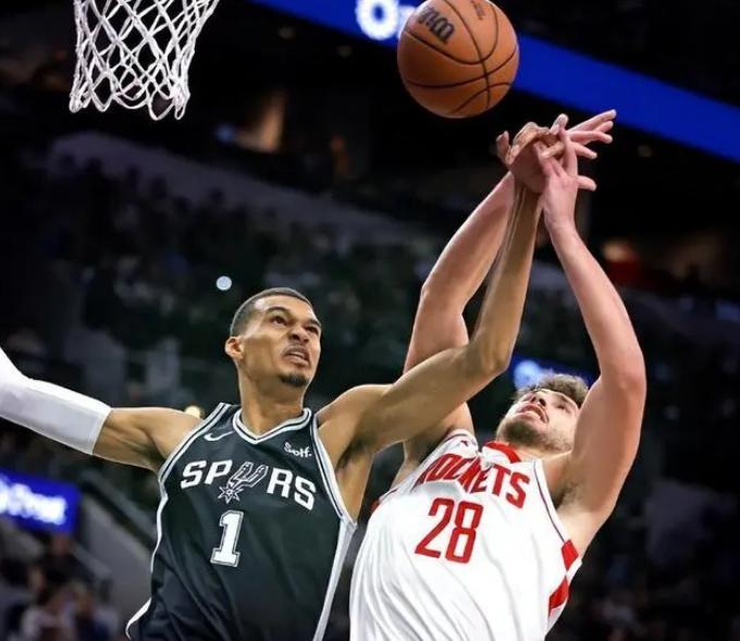 开云体育网址-火箭队亚当斯伤情更新：脚踝3级扭伤，伤势严重！或将长期缺阵